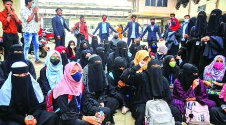 हिजाब प्रकरणातील याचिकांवरील निर्णय राखीव