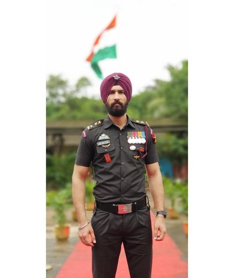 त्यांने कॅप्टन सरताज सिंग चंधोकची भूमिका साकारली जो भारतीय लष्करातील वरिष्ठ अधिकारी म्हणून दाखवलं होत. (@dhairyakarwa / Instagram)