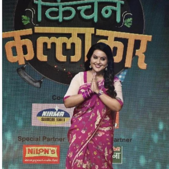 शो दरम्यान जेवण बनवताना गुणगुणण्याचा मोह देखील अमृता फडणवीसांना आवरता आला नाही.