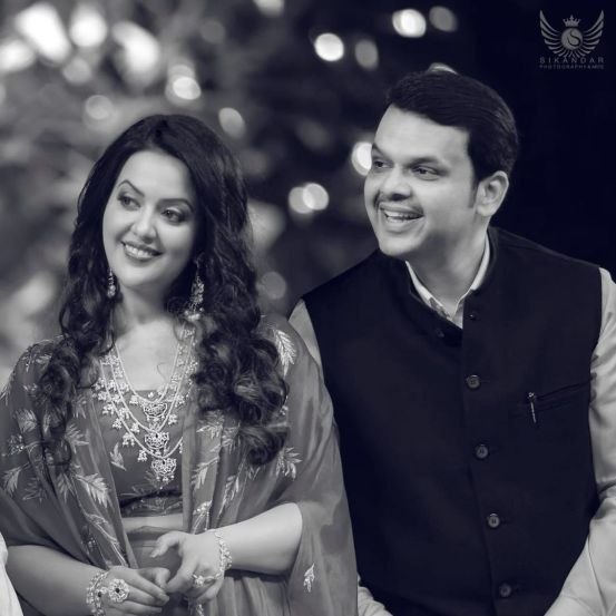 या शो दरम्यान देवेंद्र फडणवीस आणि अमृता फडणवीस यांच्यातील अनेक मजेदार किस्से ऐकायला मिळाले.