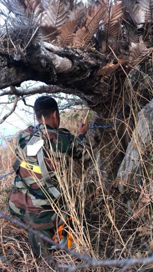 २३ वर्षीय चेराट्टिल बाबू नावाचा हा ट्रेकर ४० तासांपेक्षा जास्त काळ एका ठिकाणी अडकून पडला होता.