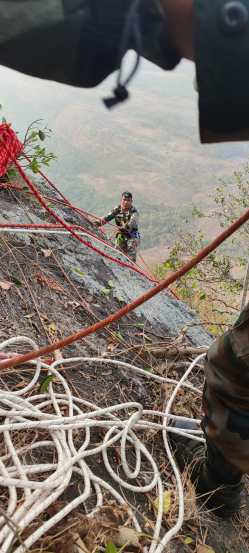 त्यानंतर सुरक्षेच्या दोरीच्या साहाय्याने बाबूला मलमपुळा येथील कुरुंबाची टेकडीच्या शिखरावर नेले, तेथून त्याला विमानाने खाली नेण्याचे प्रयत्न सुरू होते.
