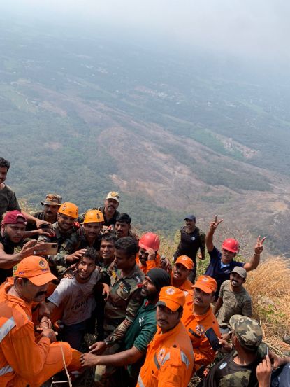 बाबूने सोमवारी दोन मित्रांसह डोंगरावर ट्रेक केला होता. उतरताना, तो घसरला आणि खोल दरीत पडला.