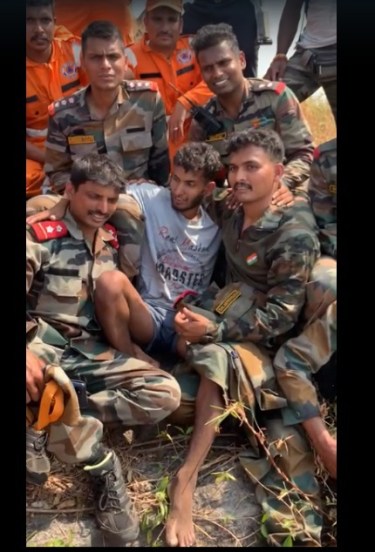 दरम्यान, यावेळी बाबूच्या पायाला दुखापत झाली. तो दरीत पडल्यानंतर त्याला वाचवण्यात अयशस्वी झालेले त्याचे मित्र टेकडीच्या पायथ्याशी पोहोचले आणि अधिकाऱ्यांना कळवले त्यानंतर त्याला सोडवण्याचे प्रयत्न सुरू झाले. हा ४० तासांचा थरार अखेर संपला आणि बाबूला वाचवण्यात यश मिळालं. (सर्व फोटो सौजन्य - इंडियन एक्सप्रेस)