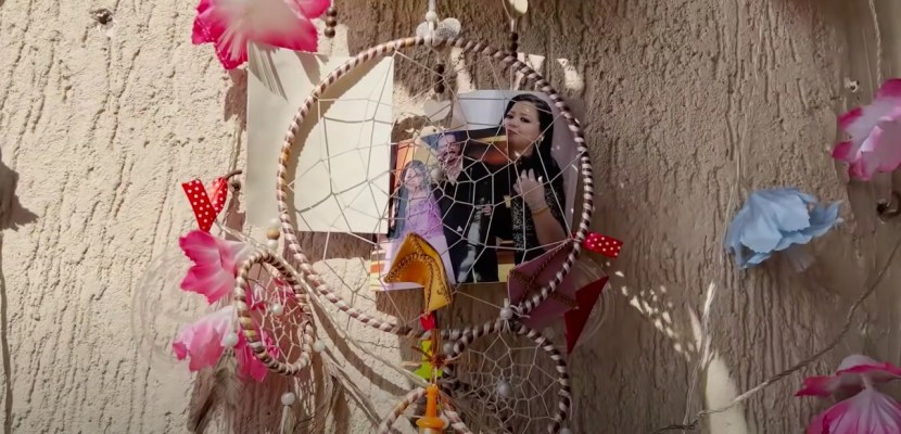 तिने गॅलरीत फॅन्सने दिलेले ड्रिम कॅचर देखील सजावटीसाठी लावले आहे.