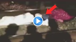 एका मुलीचा जीव वाचवण्यासाठी त्याने ट्रेन समोर उडी मारली अन्…, पहा Viral Video