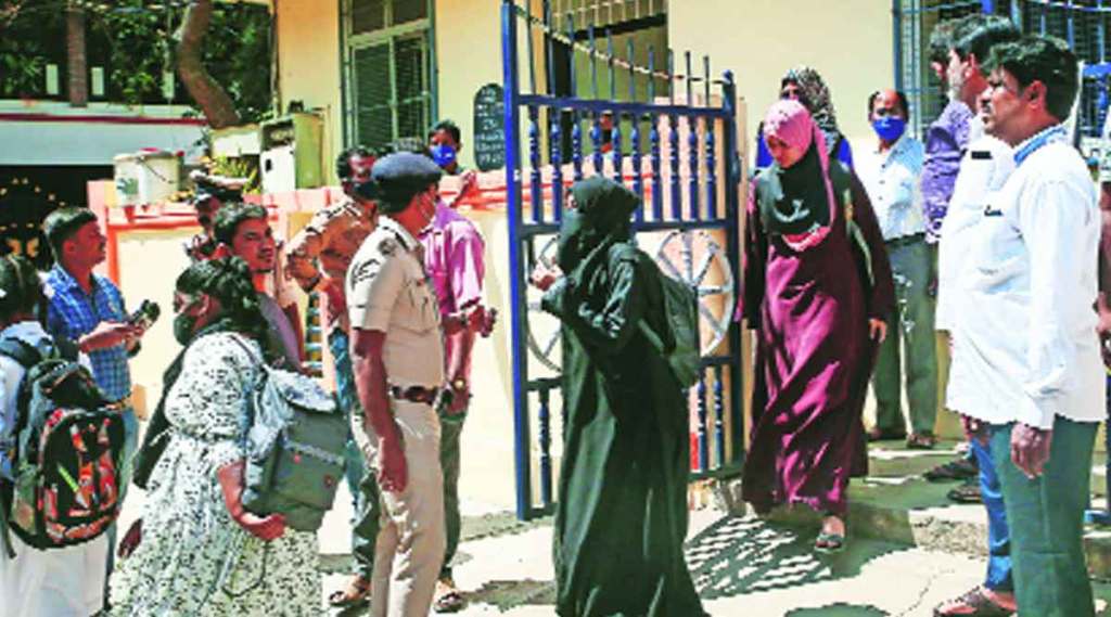 बंगळूरुमधील माध्यमिक शाळांत शनिवारी हिजाब घालून आलेल्या विद्यार्थिनींना शाळा व्यवस्थापनाने हिजाबसाठी मनाई केल्यानंतर या विद्यार्थिनी वर्गाबाहेर पडल्या.