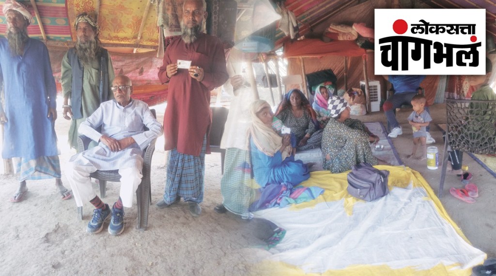 चांगभलं : भटक्या आयुष्याला स्थैर्याचा आधार, सपेरा जमातीतील ३२ कुटुंबीयांचे सोलापुरात पुनर्वसन चांगभलं : भटक्या आयुष्याला स्थैर्याचा आधार, सपेरा जमातीतील ३२ कुटुंबीयांचे सोलापुरात पुनर्वसन