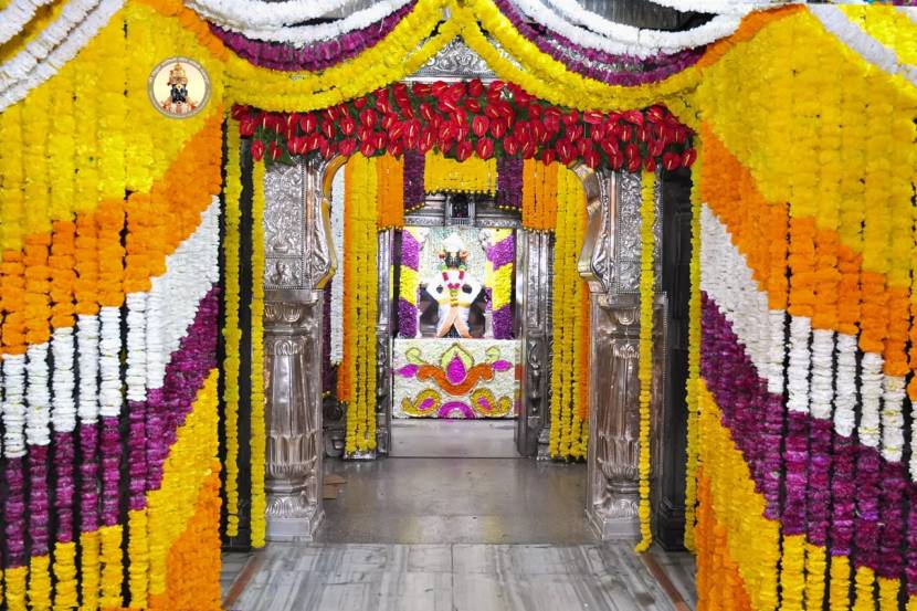 विठ्ठल व रूक्मिणीमाता विवाह सोहळ्या निमीत्त श्री.विठ्ठल रूक्मिणी मंदिर समितीच्या वतीने मंदिराच्या गाभाऱ्यात तसेच नामदेव पायरी व संपुर्ण मंदिरात आकर्षक व नयनरम्य अशी फुलाची आरास करण्यात आली आहे.