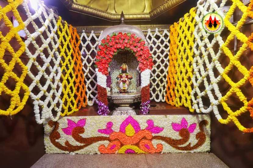 दोघांनाही मुंडावळय़ा बांधून आणल्या जातात. यानंतर अंतरपाट धरला जातो. उपस्थितांना फुले आणि अक्षदा वाटप केले जाते