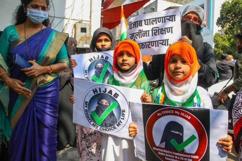 कर्नाटकातील महाविद्यालयाने हिजाब घातलेल्या मुलींना प्रवेश नाकारल्यानंतर सुरु झालेल्या वादाचे देशभरात तीव्र पडसाद उमटत आहेत.