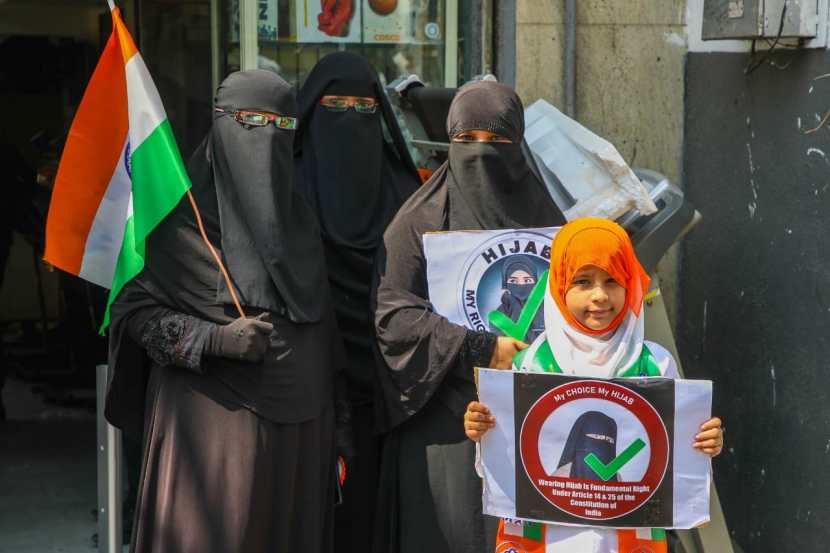 'हिजाब घालणे हा आमचा अधिकार आहे', अशा आशयाचे फलक घेऊन हिजाब बंदीचा निषेध नोंदविण्यात आला.
