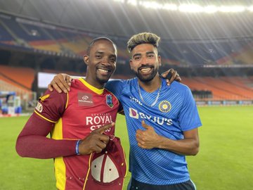 जेव्हा जेव्हा भारत आणि वेस्ट इंडीजचे खेळाडू (IND vs WI) एकमेकांविरुद्ध मैदानात उतरतात, तेव्हा प्रत्येकाला दोन्ही देशांच्या खेळाडूंमध्ये मैत्रीपूर्ण वातावरण पाहायला मिळते. याचे मुख्य कारण म्हणजे आयपीएलमध्ये भारताच्या खेळाडूंसोबत खेळणारे वेस्ट इंडीजचे खेळाडू.