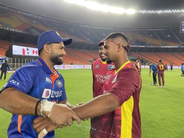 वेस्ट इंडीजचे खेळाडू या लीगचे नेहमीच आकर्षण राहिले आहेत आणि त्यामुळे दोन्ही संघांमध्ये चांगले नाते पाहायला मिळते. अहमदाबादमधील पहिल्या एकदिवसीय सामन्यानंतर असेच काहीसे बाँडिंग पाहायला मिळाले.