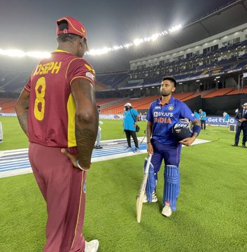 सामन्यानंतर वेस्ट इंडीज क्रिकेटने ट्विटरवर दोन्ही देशांच्या खेळाडूंचे फोटो पोस्ट केले आहेत.