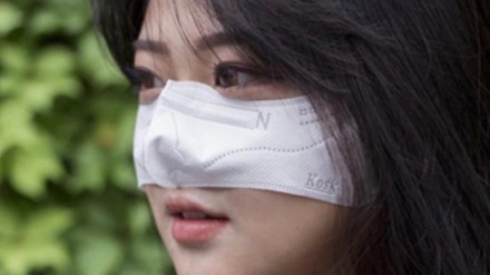 या मास्कचे वैशिष्ट्य म्हणजे हा मास्क केवळ नाक झाकतो, तर आपले तोंड उघडे राहते. (Photo : Twitter / @museun_happen) या मास्कचे वैशिष्ट्य म्हणजे हा मास्क केवळ नाक झाकतो, तर आपले तोंड उघडे राहते. (Photo : Twitter / @museun_happen)