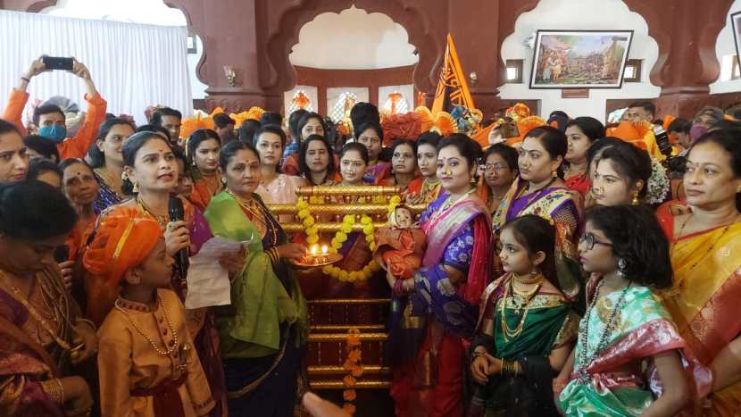 या सोहळ्याची सुरुवात पारंपरिक पोशाख परिधान केलेल्या महिला भगिनींच्या हस्ते शिवरायांना औक्षण करुन झाली.