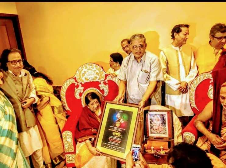 करवीर पीठाच्या शंकराचार्यांच्या हस्ते २०१८ मध्ये लता मंगेशकर यांना स्वर माऊली हा पुरस्कार देण्यात आला. हा त्यांना मिळालेला शेवटचा पुरस्कार होता. (फोटो सौजन्य- दिलीप शेंडे)