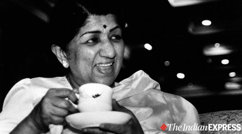 हजारो गाणी आपल्या सुमधूर आवाजाने गात भारतीयांच्या मनावर राज्य करणाऱ्या लतादीदी यांची त्यांनी गायलेल्या गाण्यांपैकी १० आवडती गाणी कोणती आहेत, चला जाणून घेऊया.
