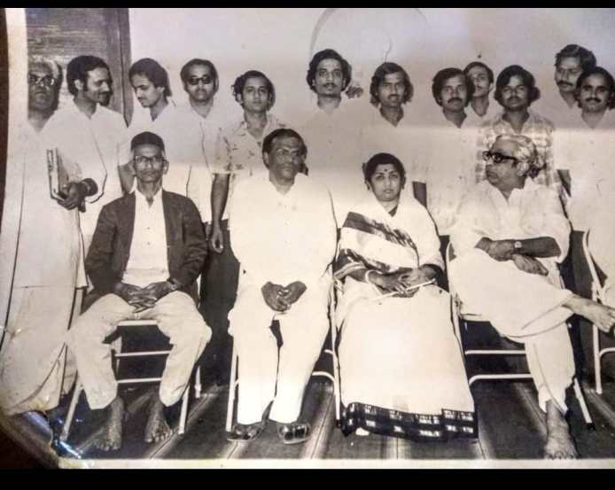 इचलकरंजीतील पंडित बाळकृष्ण बुवा संगीत साधना मंडळाच्या भेटीप्रसंगी लता मंगेशकर, पु. ल. देशपांडे , मंडळाचे अध्यक्ष गजाननराव कांबळे आणि मंडळाचे पदाधिकारी.