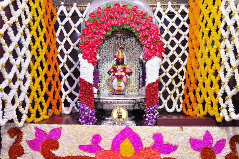 सकाळी श्री विठ्ठल आणि रुख्मिणीला शुभ्र वस्त्र तर रुख्मिणी मातेस मोत्याचे दागिने,नथ,हिरवा चुडा आणि शुभ्र अलंकाराने सजविले गेले.