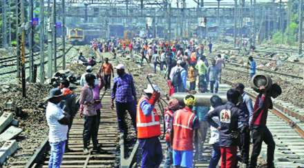 मेगा ब्लॉकमुळे प्रवाशांचे हाल; कळवा स्थानक ते ठाणे स्थानकापर्यंत प्रवाशांची पायपीट मेगा ब्लॉकमुळे प्रवाशांचे हाल; कळवा स्थानक ते ठाणे स्थानकापर्यंत प्रवाशांची पायपीट