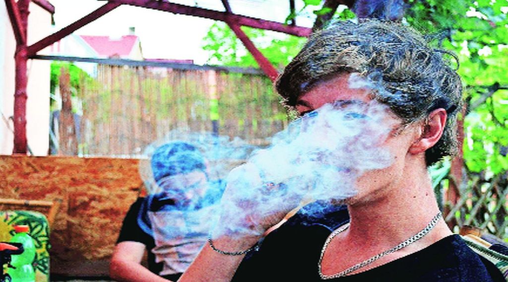 केवळ सहा टक्के अल्पवयीनांकडून मदतवाहिनीशी संपर्क