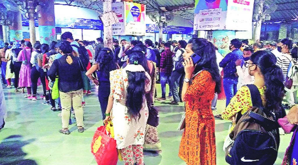 लोकल पवाशी संख्या वाढल्याने तिकीटांसाठी रांगा लागत आहेत.
