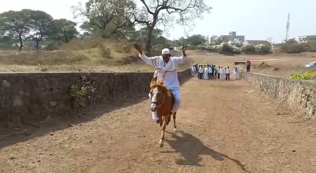 पण, नानांनी बैलगाडापुढे घोडी पळण्याच्या नाद जोपासला आहे.