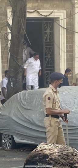 आज सकाळी नवाब मलिक यांनी चौकशीसाठी ईडी कार्यलयात आणलं गेल्यानंतर राष्ट्रवादी काँग्रेसचे कार्यकर्ते ईडीच्या कार्यालयाबाहेर तसंच मलिकांच्या निवासस्थानाबाहेरही जमले आहे. या पार्श्वभूमीवर कुठलाही अनुचित प्रकार घडू नये म्हणून ईडी कार्यालयाबाहेर मोठा पोलीस बंदोबस्त तैनात आहे.