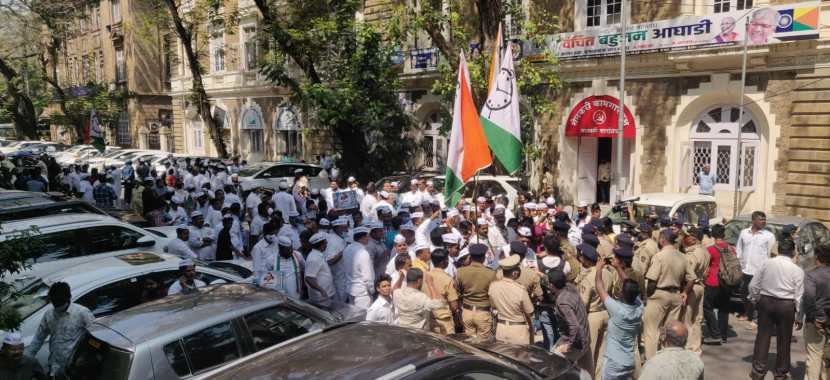 मलिक यांना चौकशीसाठी घेऊन गेल्यापासूनच ईडी कार्यालयाबाहेर गर्दी करत राष्ट्रवादी काँग्रेसच्या कार्यकर्त्यांनी आंदोलन सुरू केलं आहे. मोठ्या प्रमाणावर पोलीस बंदोबस्त तैनात आहे.