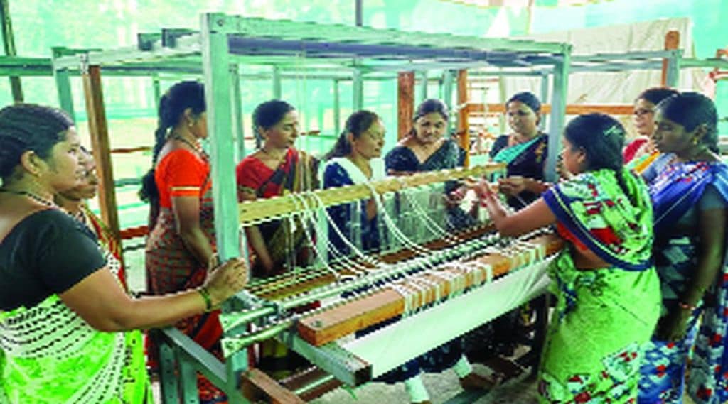 महिला बचतगटांना आर्थिक बळ
