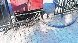 उघडय़ा वीज वाहिन्यांकडे दुर्लक्ष