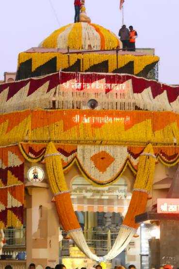 सजावटीसाठी निशीगंध, एँथोरीयम, झेंडू, शेवंती, गुलाब, अॉरकेड, कामीनी, तगर, अष्टर, बिजली, ग्लॕडीओ, जरबेरा, ड्रेसेना, तुळशी अशा १४ प्रकारच्या फुलांनी सजावट करण्यात आली होती. मंदिराचे प्रवेशव्दार, सोळखांबी, सभामंडपसह देवाचा गाभारा  फुलांमुळे आकर्षक दिसत होता. (फोटो सौजन्य – मंदिर समिती)