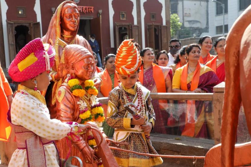 पुण्यातील कसबा गणपती ते लाल महालपर्यंत गुरुवारी विजयी मिरवणूक काढण्यात आली.