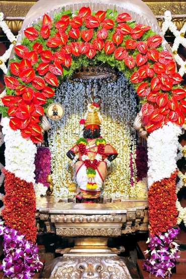 मंदिरात वेगवेगळ्या फुलाची सुंदर आरास