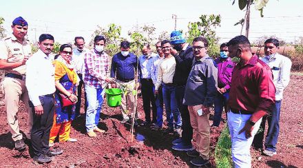सेवा स्मृती उद्यानात वृक्षलागवड करीत असताना आयुक्त नितीन कापडणीस व कर्मचारी.