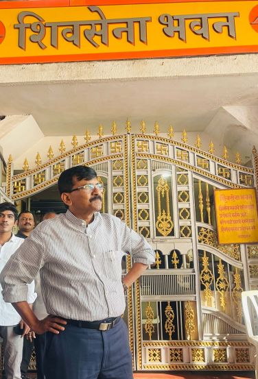 भाजपाने केलेल्या आरोपांना आज शिवसेना भवन इथं पत्रकार परिषद घेत संजय राऊत उत्तर देणार आहेत. याच पत्रकार परिषदेत ते कोणते नवे खुलासे करणार याकडे सर्वांचं लक्ष लागलेलं आहे. (फोटो सौजन्य - संजय राऊत ट्वीटर)