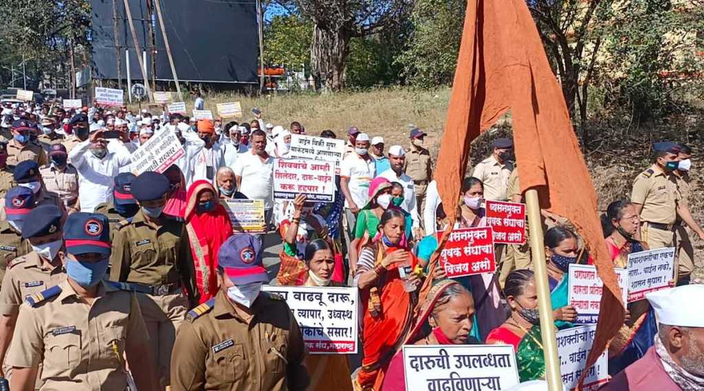 सातारा: “वाइन विक्रीचा निर्णय मागे घ्या अन्यथा सरकारला…;” व्यसनमुक्त युवक संघाचा इशारा सातारा: “वाइन विक्रीचा निर्णय मागे घ्या अन्यथा सरकारला…;” व्यसनमुक्त युवक संघाचा इशारा