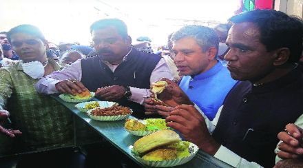 नेत्यांच्या गर्दीत प्रवाशांशी संवाद दूरच