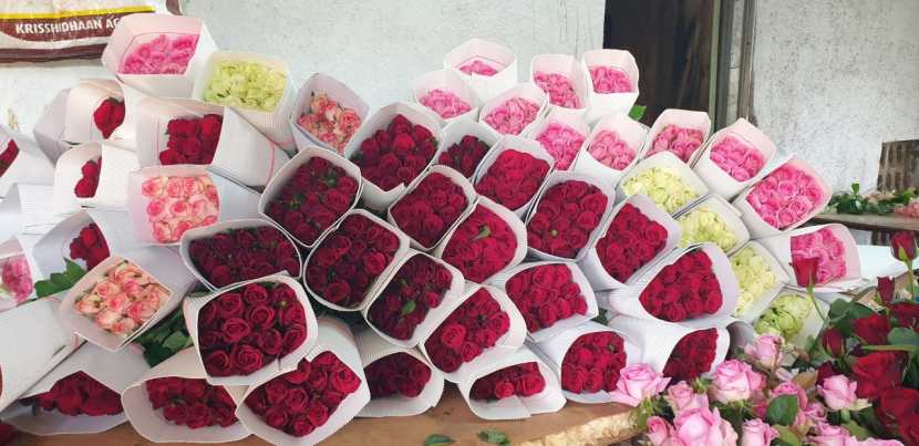 हवाई वाहतूक महागल्याने परदेशातील फूल आयातदारांनी भारतीय बाजारपेठेऐवजी आफ्रिकेतील केनिया, इथोपिया या देशातून फुलांची आयात केली आहे.