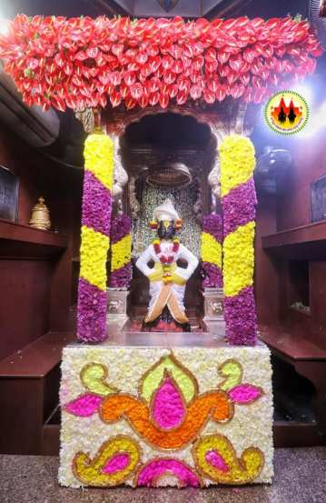 त्यानंतर विठ्ठलाचा गुलाल रुक्मिणी मातेकडे घेऊन जातात. तिथेही गुलालाची उधळण होते.