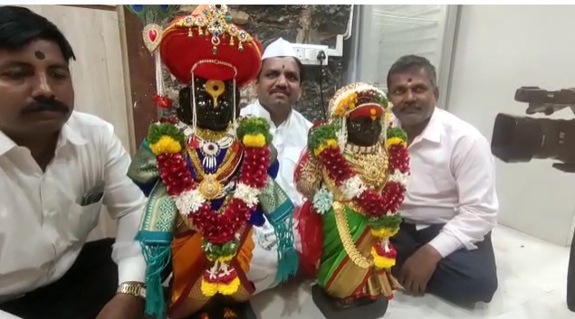 त्यानंतर श्री विठ्ठल आणि रुक्मिणीचे अलंकाराने सजवलेली उत्सवमूर्ती या विवाह सोहळय़ाच्या ठिकाणी आणली जाते.