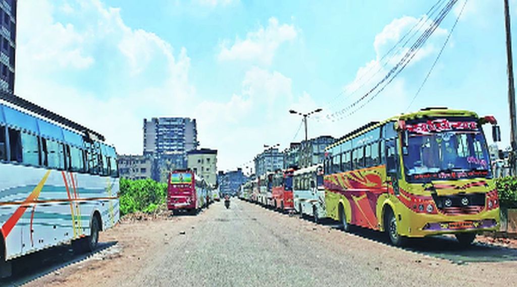बेकायदा रस्ता गिळंकृत करणाऱ्या खासगी बसवर कारवाई