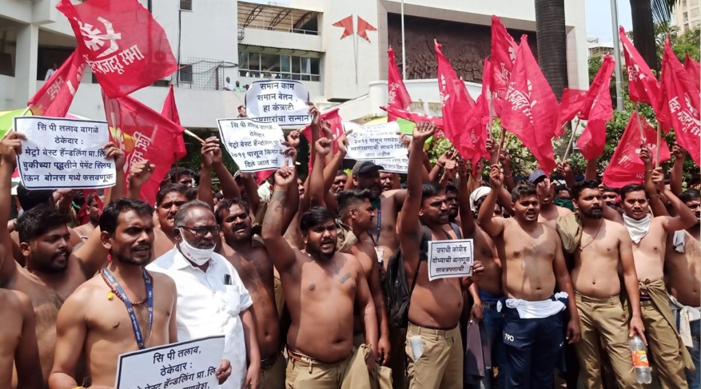 ठाणे महापालिका मुख्यालयासमोर सफाई कामगारांचे अर्धनग्न आंदोलन, तीन महिन्यांपासून वेतन मिळत नसल्यामुळे कामगारांमधून संताप
