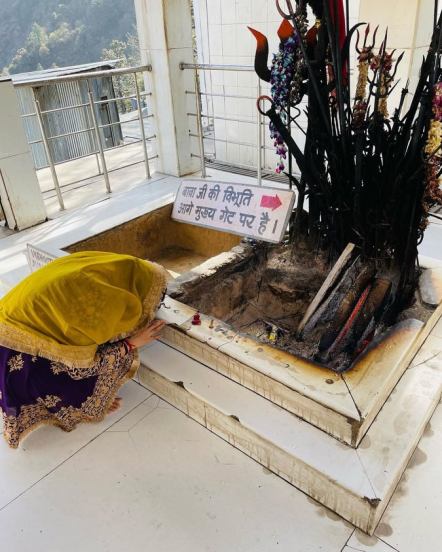 कंगनाने नुकतंच माता वैष्णोदेवी मंदिर आणि भैरो बाबांच्या दर्शनाचे फोटो शेअर केले आहेत.