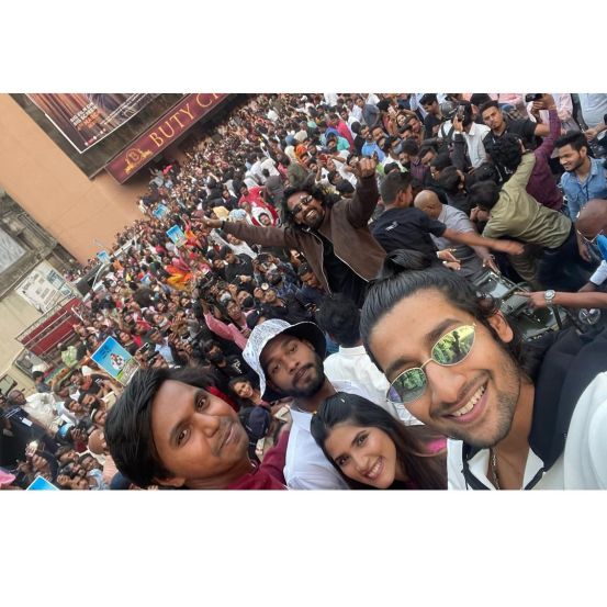 ‘झुंड’ हा चित्रपट ४ मार्च रोजी चित्रपटगृहांमध्ये प्रदर्शित झाला. या चित्रपटात अमिताभ बच्चन हे महत्त्वाच्या भूमिकेत दिसणार आहेत. तर आकाश ठोसर आणि रिंकू राजगुरु यांना पुन्हा एकत्र पाहण्यासाठी चाहते उत्सुक असल्याचे दिसत आहे.