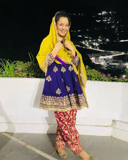 कंगनाने शेअर केलेल्या या फोटोत तिच्या मागे वैष्णोदेवी मातेचे मंदिर पाहायला मिळत आहे.