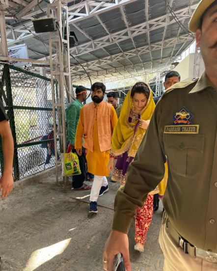 या फोटोला कॅप्शन देताना ती म्हणाली, “आज माझ्या वाढदिवसानिमित्त आम्ही आज भगवती श्री वैष्णोदेवीचे दर्शन घेतले. देवीच्या आणि माझ्या आई-वडिलांच्या आशीर्वादाने मी आयुष्याच्या नव्या वर्षात पाऊल टाकत आहे. तुमच्या प्रेम आणि आशीर्वादाबद्दल सर्वांचे आभार.”