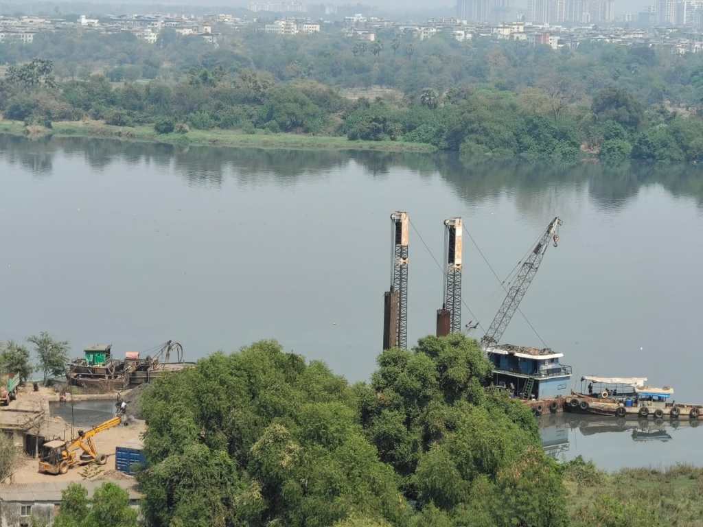डोंबिवलीत कुंभारखाणपाडा येथे खाडीतून बेकायदा वाळू उपसा डोंबिवलीत कुंभारखाणपाडा येथे खाडीतून बेकायदा वाळू उपसा